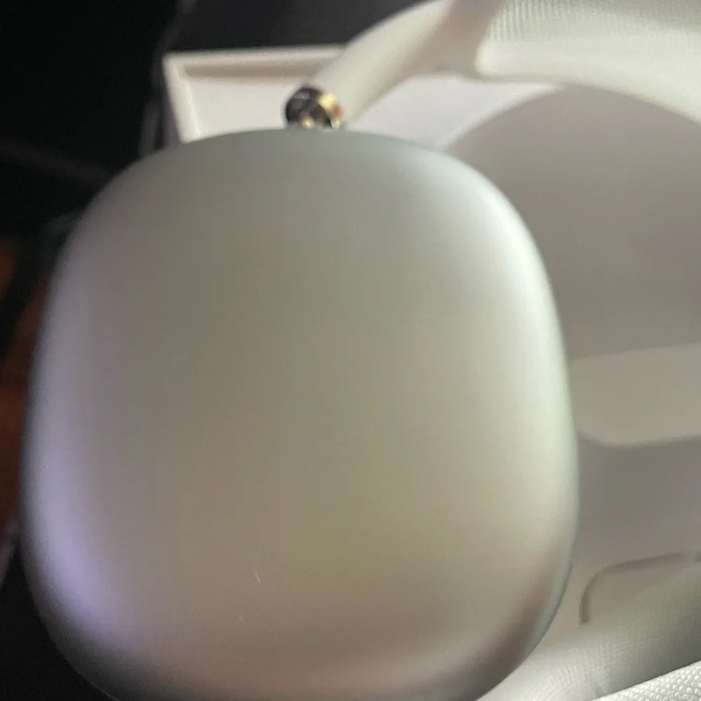 Silver Apple AirPods Max - Picture 5 of 6